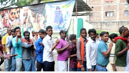 The audience Thronged To See Khesari Lal Yadav’s Litti Chokha Based On The Problems Of Farmers