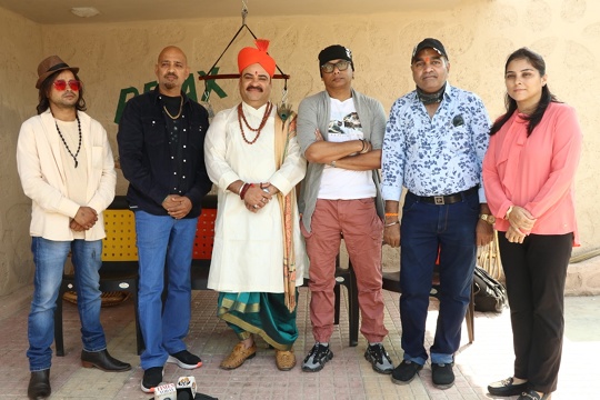 वृंदावन के श्री बांके बिहारी मंदिर के मुख्य पुजारी आशीष गोस्वामी जी ने होली महोत्सव के बैनर के लिए मुम्बई में किया शूट