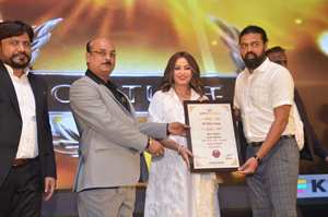 Shreya Foundation Honored Mahima Chaudhry – Manish Wadhwa With SHREYA BHARAT AWARD