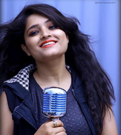 गायिका शोनाली मिश्रा की लाइफ स्टोरी: कानपुर से बॉलीवुड तक का उनका सफ़र है इंस्पायरिंग